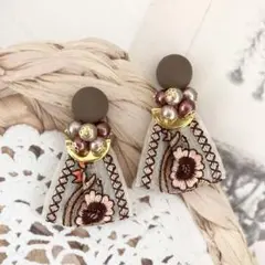 マットなブラウンカボションとインド刺繍リボンのチャラチャラピアス 匿名配送