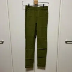 トップスを選ばない万能グリーンパンツ