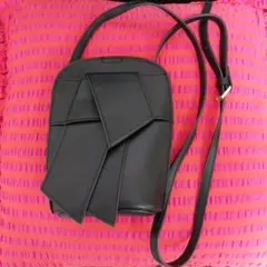 【 美品 】 モチーフ付き スマホショルダー　ショルダーバッグ　黒　オシャレ