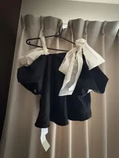 オフショルトップス