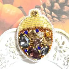 【どんぐりのブローチ】ハンドメイド　ビーズ刺繍　秋　アンティーク　おしゃれ