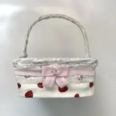 いちご柄の小さめバスケット