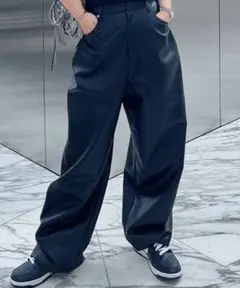 WONEN 黒 フェイクレザー ワイドレッグパンツ
