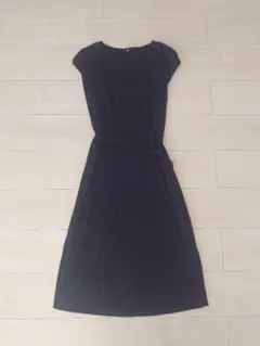ユニクロ 黒色 ワンピース ノースリーブ スリット入り 上品 ｓサイズ