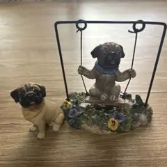 パグのブランコ置物と犬のフィギュア