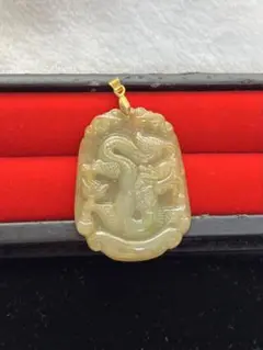 翡翠　ペンダントトップ　ドラゴン