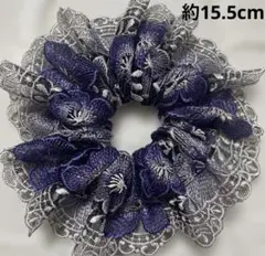 ハンドメイド ♡シュシュ フリル 黒に2色の紫の花の刺しゅうフリルは白のチュール