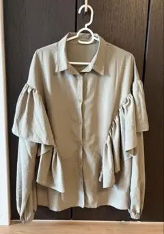 新品未使用！フリル付長袖シャツ　カーキ色　ベージュ系
