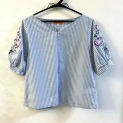 ウーナスーナ　ブラウス　花柄刺繍パフスリーブ