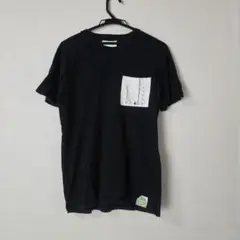 黒のポケット付きコットンTシャツ