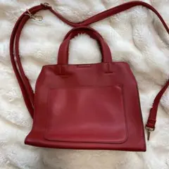 赤のショルダーバッグ