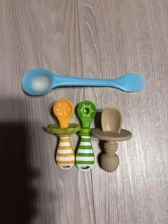 カラフルなベビー用スプーンセット