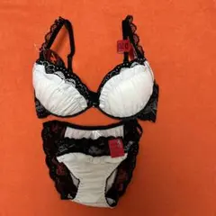 【新品未使用】ブラジャーショーツセット D70(ホワイト×ブラック)