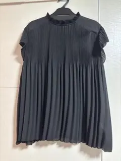ラディエイト黒トップス美品