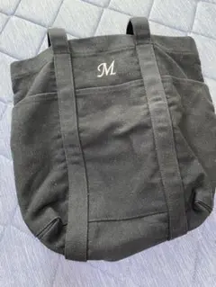 黒のトートバッグ イニシャルM刺繍