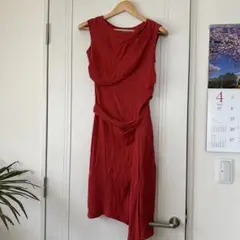 赤いドレープデザインワンピース