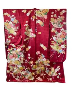 手描京友禅で赤地に古典柄が豪華で格調高い逸品。刺繍、金駒刺繍が入り華やか商品です