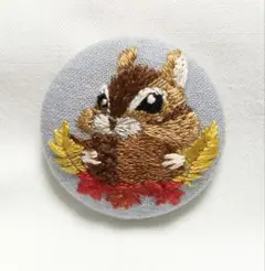 リスとどんぐりの刺繍ブローチ