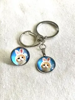 チャーム&ピンバッヂセット(ウサギの帽子猫)キーホルダー　ブローチ