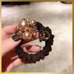 パール付きヘアゴム シュシュ　可愛い　ビジュー　上品 ブラウン 結婚式パーティー