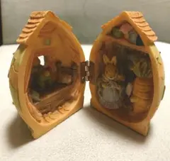 ピーターラビット 卵型置物 陶器 うさぎ親子 お家 ミニサイズ