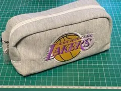 NBA チームロゴ　角型 ポーチ　ロサンゼルス・レイカーズ　グレー