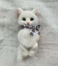 ハンドメイド　羊毛フェルト　猫　白猫　全身　ブローチ