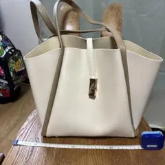 ベージュ トートバッグ ゴールド金具付き