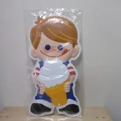 日世のキャラクターにっくんとせいちゃんの壁掛け看板。