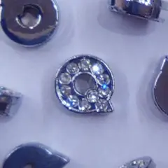 アクセサリーパーツ　新品！　イニシャル　Q 24個　No.50
