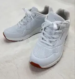 美品　スケッチャーズ　SKECHERS　スニーカー　ホワイト白　メモリーフォーム