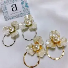 2285-1 2way ゴールド☺︎ホワイトフラワーとパールのピアス×フープ☺︎