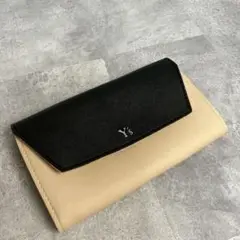 Y's フラップ式クラッチバッグ 黒とベージュ