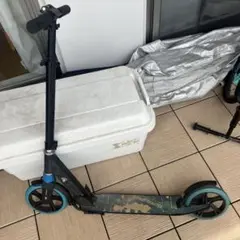 青と黒のキックボード