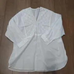 値下げ中刺繍入りホワイト長袖シャツ
