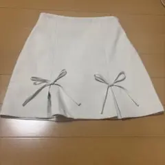 ホワイトリボン付きミニスカート