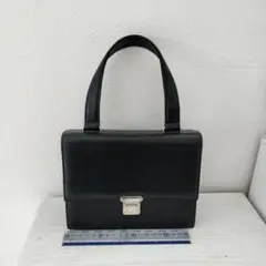 黒のレザーハンドバッグ