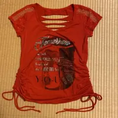 赤いカットアウトデザイントップス