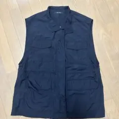 黒いノースリーブベスト