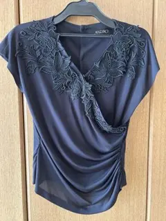 シフォントップス　サンローズ　ブラックトップス