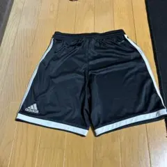 adidas ブラック ハーフパンツ 140