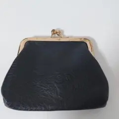 Q042　黒レザーがま口財布 ゴールド金具付き