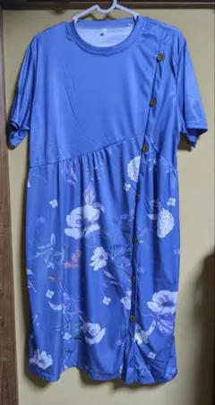 青い花柄のAラインワンピース