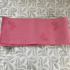 ピンク色に蝶の柄の帯