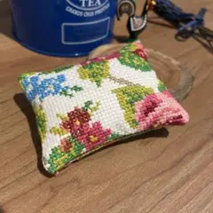 ピンクッション　クロスステッチ　刺繍　バラ柄　針山　ハンドメイド
