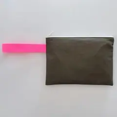ネオンカラーが効いたポーチバッグ 《カーキ×ピンク》　03