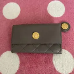 YURIE NITANI グレー キルティング キーケース ゴールドボタン付き