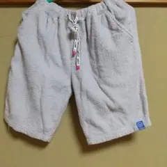 淡いグレーのタオル生地ショートパンツ