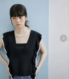 アダムエロペ　フリル付きブラックニットベスト