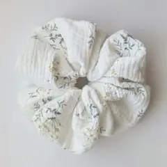 シュシュ　花柄　ホワイト　ハンドメイド